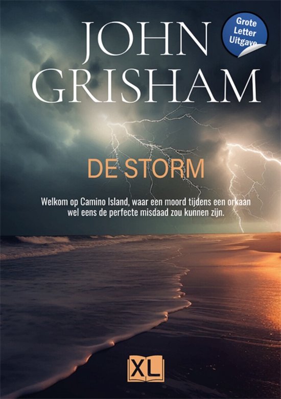 Boekomslag van 'De Storm' van John Grisham. Een donkere hemel met bliksem boven een strand. Met de tekst 'Grote Letter Uitgave' en 'XL'.