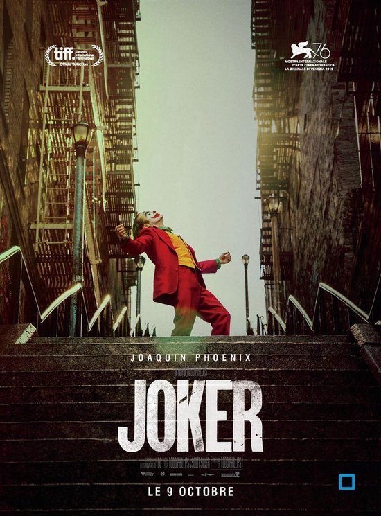 Poster van Joker met Joaquin Phoenix op trappen, 'JOKER LE 9 OCTOBRE' is zichtbaar.