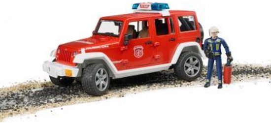Rode brandweerauto Jeep Wrangler met brandweerman, staand op een ondergrond van zand en stenen.