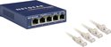 Hoekige weergave van een blauwe Netgear 5-poorts gigabit switch met 4 witte Ethernet-kabels.
