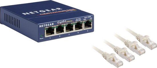 Hoekige weergave van een blauwe Netgear 5-poorts gigabit switch met 4 witte Ethernet-kabels.