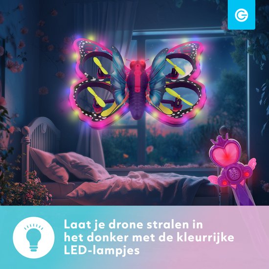 Un drone papillon violet avec des hélices jaunes et des lumières LED colorées flotte dans une chambre à coucher.