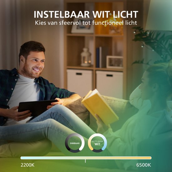 Koppel geniet van sfeerverlichting in de woonkamer; instelbaar van warm tot koel wit.