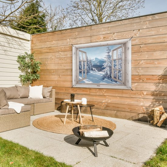 Poster de jardin avec une fenêtre ouverte sur un paysage d'hiver, suspendu à une clôture en bois.