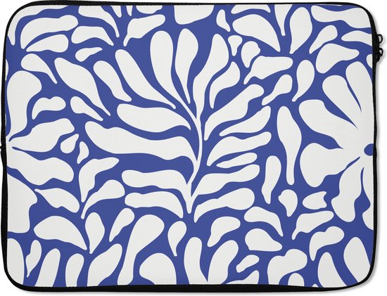 Laptophoes met blauw-wit bloemenpatroon, op een witte achtergrond.