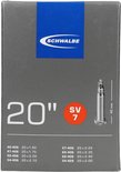 Doos van de Schwalbe SV7 binnenband maat 20 inch, met ventiel, op een grijze achtergrond.