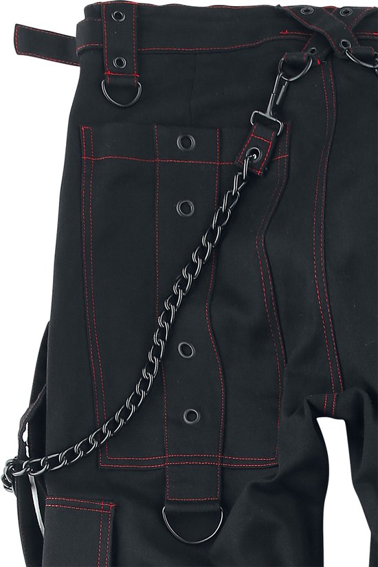Detail van een zwarte cargobroek met rode stiksels, gespen, riemen en een ketting.