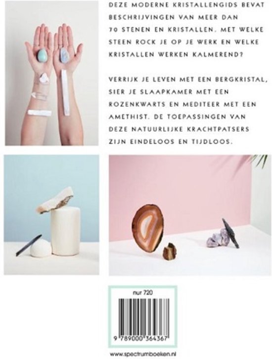 Boekomslag met op de voorgrond twee handen die kristallen vasthouden. Op de achtergrond verschillende arrangementen van kristallen op roze en blauwe achtergronden.
