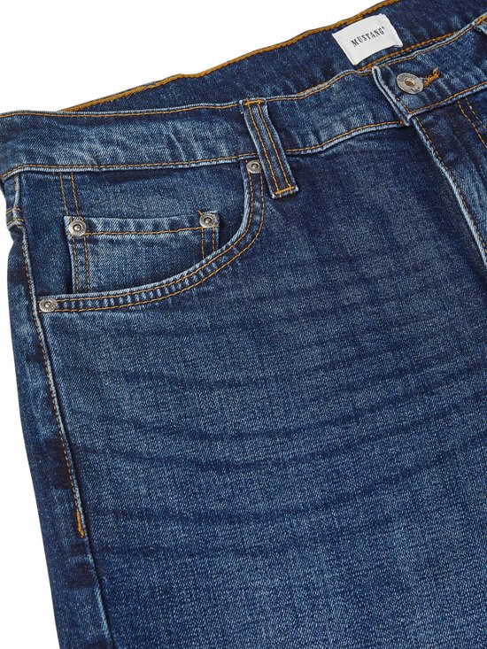 Muntzakje van een blauwe jeans met oranje stiksels en klinknagels.