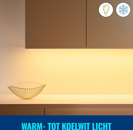 Een keukenplank met gele verlichting van een LED-strip. Tekst: WARM- TOT KOELWIT LICHT.