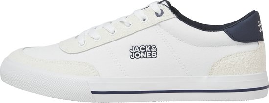 Witte lage sneaker van Jack & Jones met donkerblauwe details op de hiel en zoolrand. Met geborduurd logo op de zijkant.