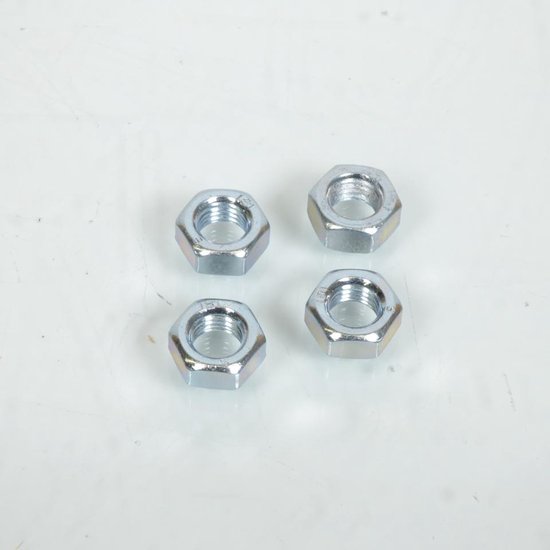 Quatre écrous hexagonaux métalliques de couleur argentée sur fond blanc.