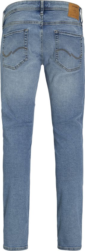 Achterkant van een lichtblauwe slim fit jeans met knoopsluiting, van Jack & Jones.