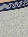 Gedetailleerde close-up van een lichtgrijze Jack & Jones boxer met een blauw logo-elastiek.