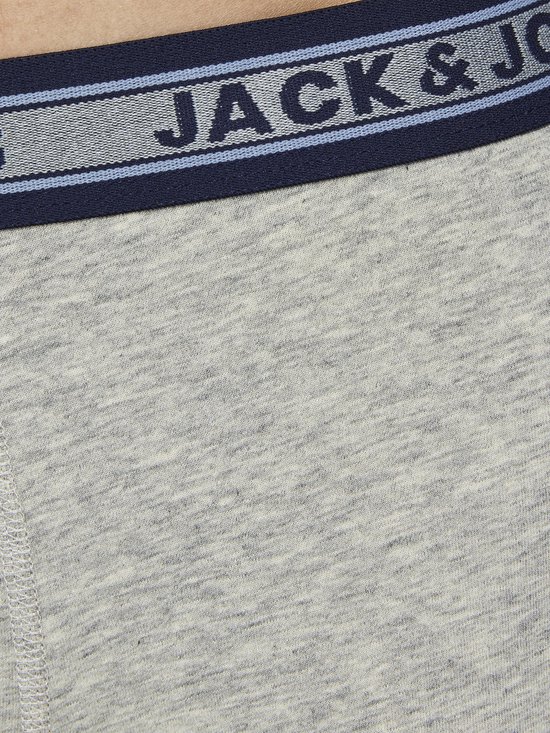 Gedetailleerde close-up van een lichtgrijze Jack & Jones boxer met een blauw logo-elastiek.