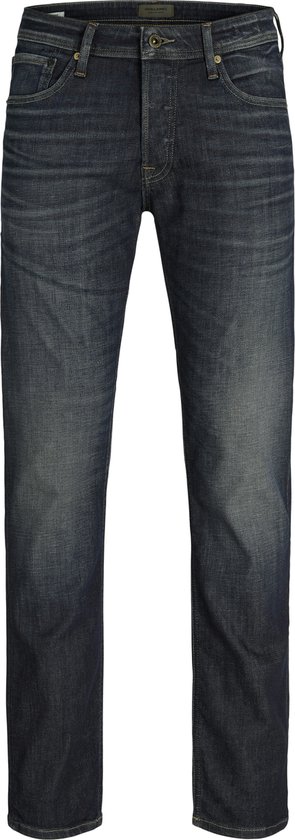 Voorkant van een donkerblauwe jeans met lichte verweerde details.
