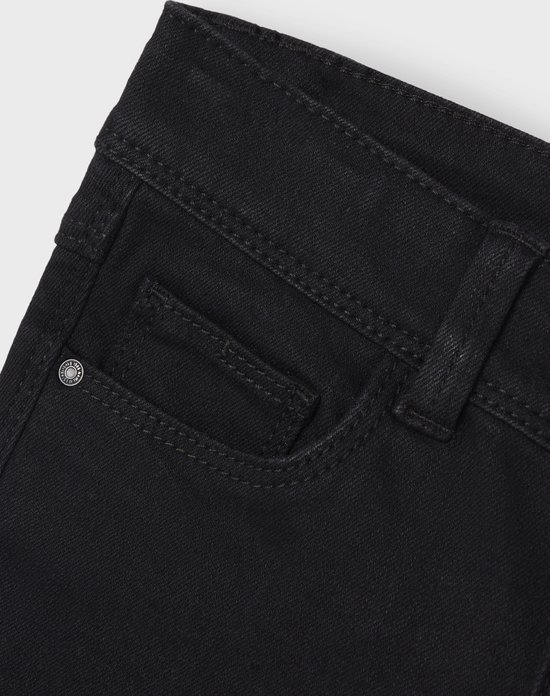 Detail van de tailleband van een zwarte jeans, met een klein zakje en stiksels.