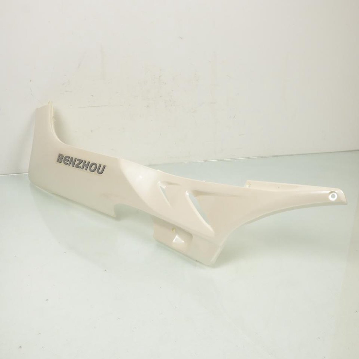 Sabot bas de caisse gauche origine pour Scooter Benzhou 125 Highway TM00-070100004 blanc Neuf