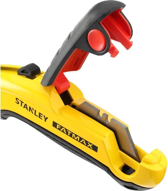Gesloten gele Stanley Fatmax schuifmes met rode knop en metalen geleidingssysteem.