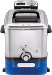 Zilverkleurige Tefal friteuse met blauwe basis en bedieningspaneel met draaiknop en hendel voor olie filtratie.