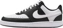 Zijzicht van een Nike Court Vision Low sneaker, zwart met wit, met perforaties op de neus.