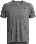 Grijs sportshirt met fijne zwarte horizontale strepen en zwart Under Armour logo op de borst.