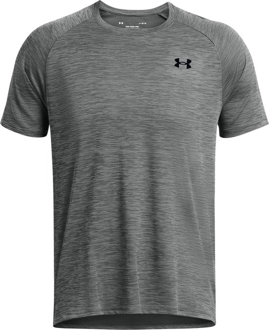 Grijs sportshirt met fijne zwarte horizontale strepen en zwart Under Armour logo op de borst.