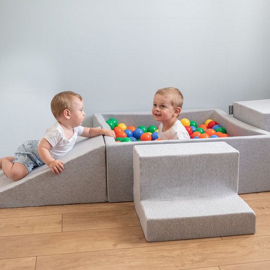 KiddyMoon Ballenbak voor kinderen 90x30cm Vierkant met Wig - 100 Ballen ∅7cm - Foam speelset - Speelgoed baby schuim - Ballenbad baby foam - Kunststof ballen - Schuimvulling - Lichtgrijs: Parel Grijs Transparant Babyblauw Munt