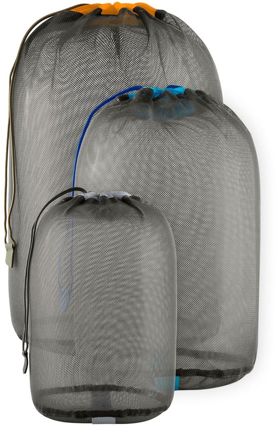Trois sacs de rangement en filet gris de différentes tailles, avec cordons et étiquettes colorés.