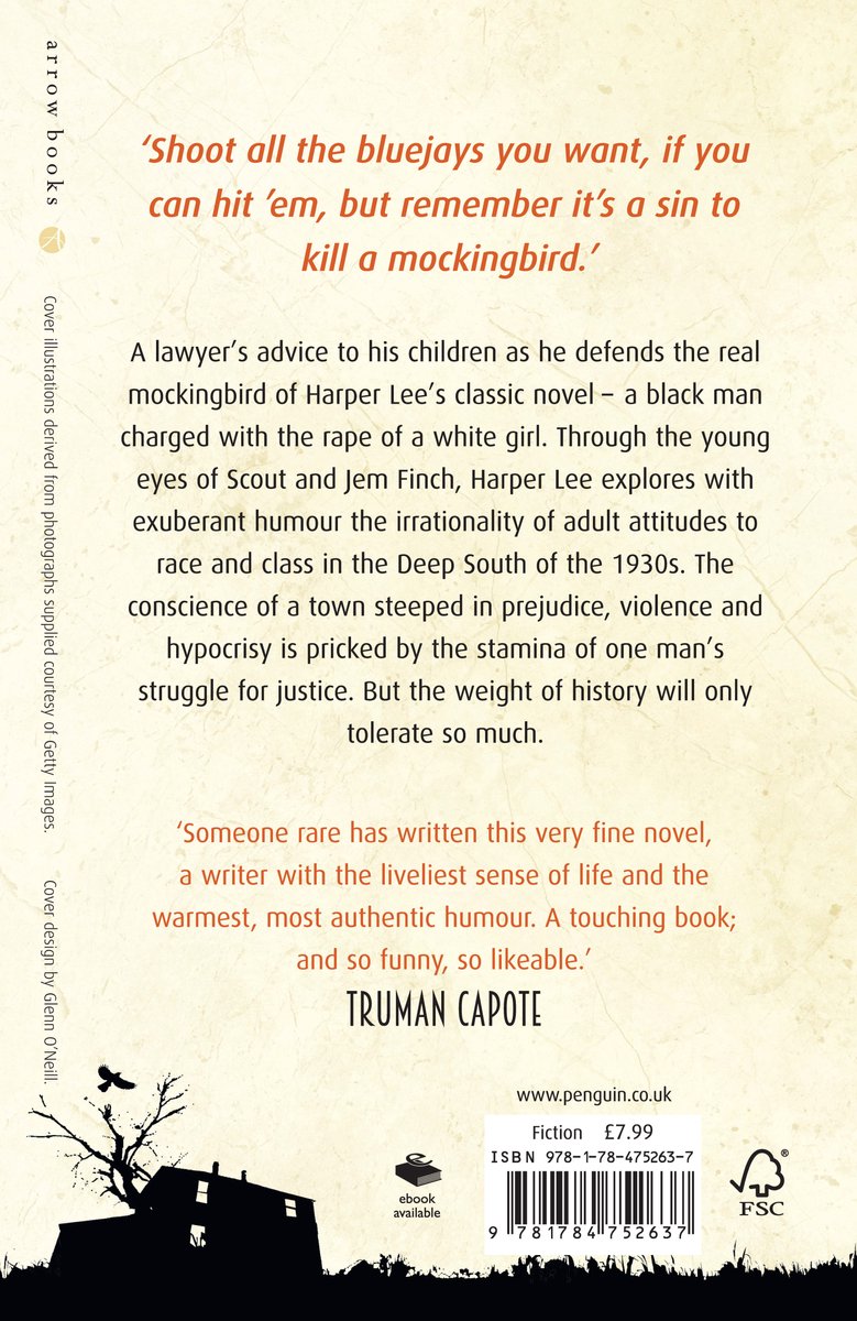 Dos du livre 'To Kill a Mockingbird' avec texte et une silhouette de maison et d'arbres.