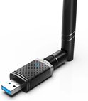 Zwarte USB wifi-adapter met een gedetailleerd patroon en een scharnierende antenne. Een blauw lampje brandt.