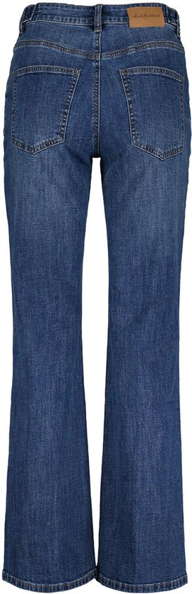 Achterkant van een spijkerbroek met wijde pijpen in een blauwe denim wassing met twee achterzakken.