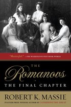 Boekcover van 'The Romanovs: The Final Chapter' van Robert K. Massie, met een historische foto van de familie Romanov.