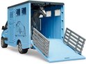 Lichtblauwe Bruder paardenwagen met laadklep open. Een paard staat op de laadklep.