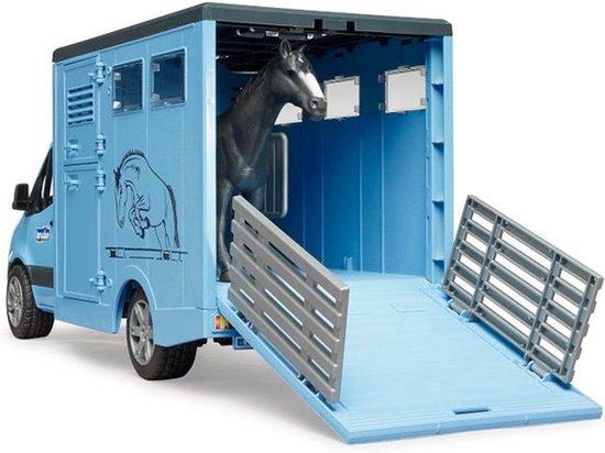 Lichtblauwe Bruder paardenwagen met laadklep open. Een paard staat op de laadklep.