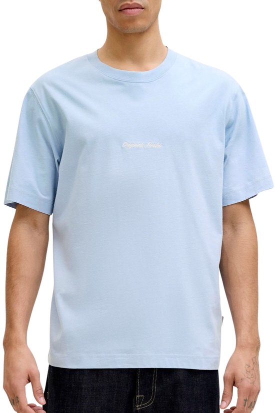 T-shirt bleu clair avec le texte brodé 'Originals Studio' sur la poitrine.