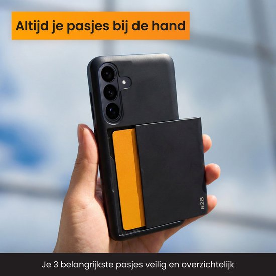 Coque de téléphone noire avec porte-cartes, une carte orange visible, tenue à la main.