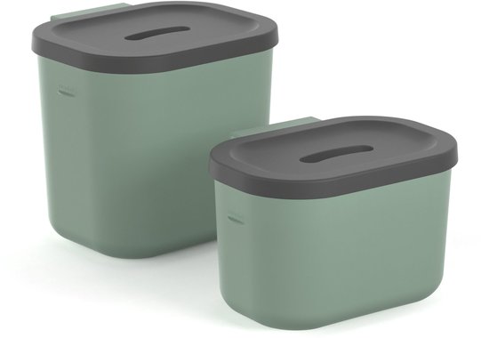Twee groene bio-afvalbakken met donkergrijs deksel, met opening voor afval.