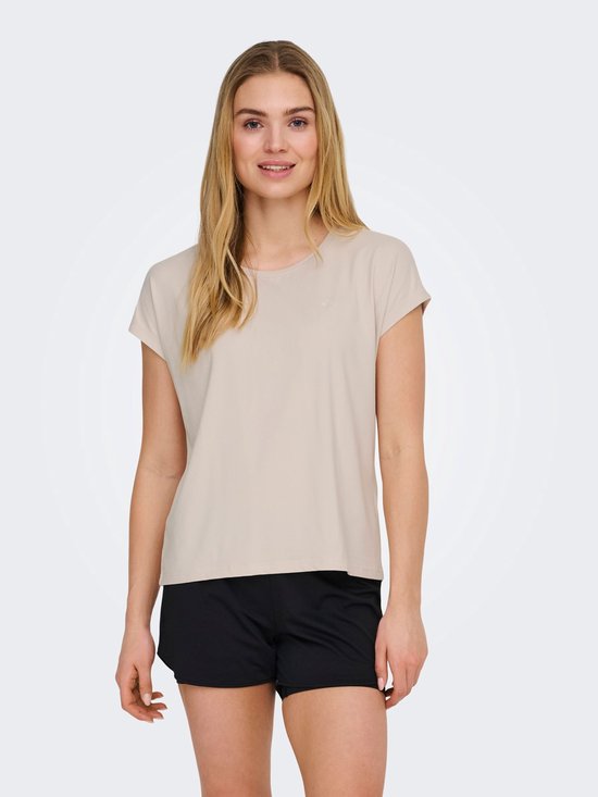 Model in beige sportshirt met korte mouwen, met zwarte short.