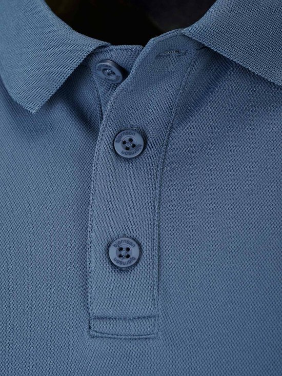 Detailopname van de knoopsluiting van een blauw poloshirt.