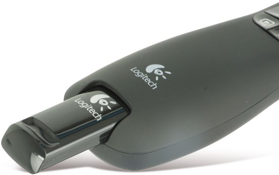 Zwarte Logitech presenter met USB-ontvanger erin gestoken. De ontvanger heeft het Logitech-logo.