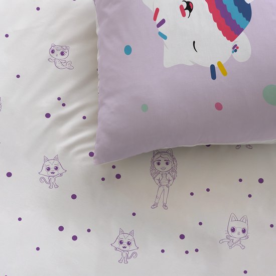 Wit dekbedovertrek met paarse stippen, kattenfiguren, Gabby en een kussen met een regenboog-eenhoorn.