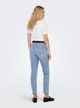 Vrouw met een witte t-shirt en blauwe jeans met rechte pijpen, hoge taille, van achteren gezien.