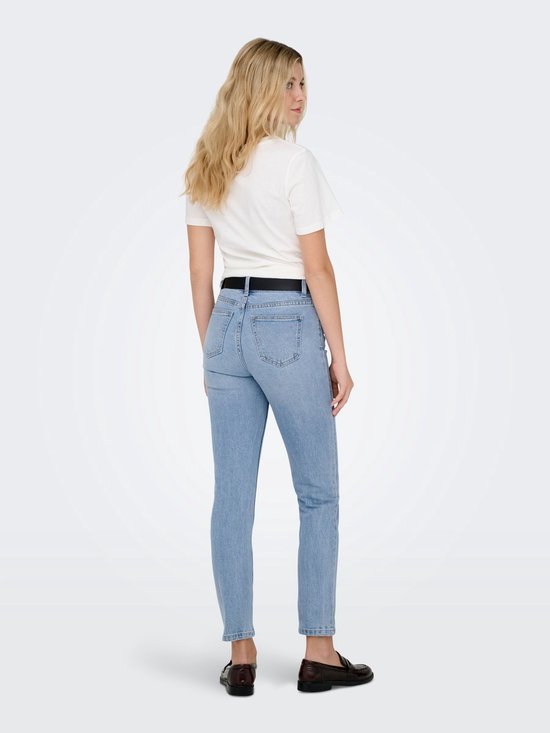 Vrouw met een witte t-shirt en blauwe jeans met rechte pijpen, hoge taille, van achteren gezien.