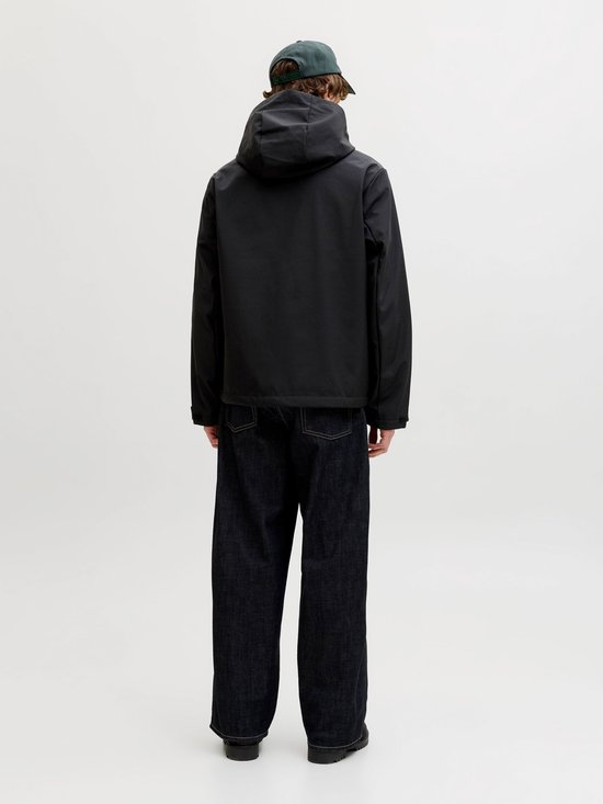Man draagt zwarte jas met capuchon en jeans. Van de achterkant.