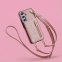 Roségouden telefoonhoesje met draagkoord, zwevend op een roze achtergrond.