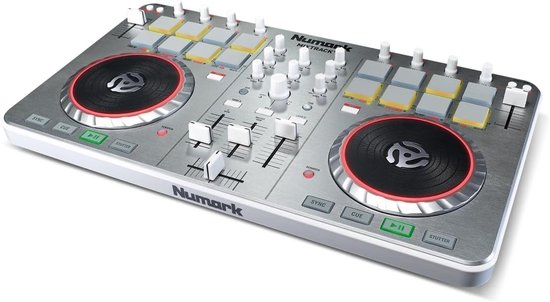 Zilverkleurige Numark Mixtrack DJ-controller met twee draaitafels, rode ringverlichting, 16 pads en faders.