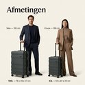 Man (185 cm) met donkergroene koffer (100L) naast vrouw (169 cm) met bruine koffer (43L).