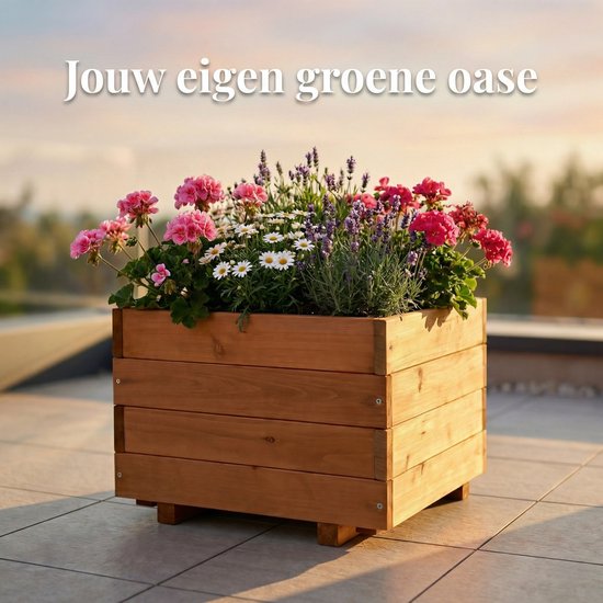 Houten bloembak van IvoQ, gevuld met roze en witte bloemen en lavendel. Tekst: Jouw eigen groene oase.