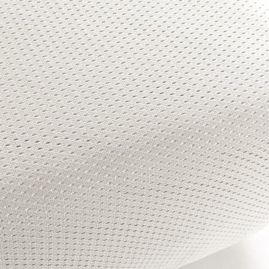 Close-up van een wit hoeslaken met kleine gaatjes voor ventilatie.